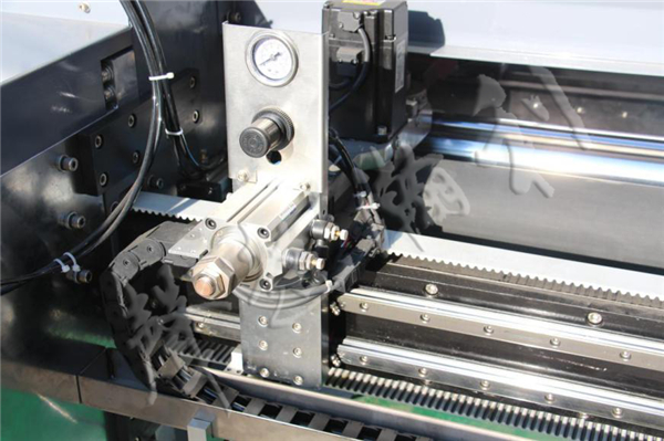 全自動<a href='http://www.www.symn.com.cn/xingyezixun/748.html' target='1' style='font-size:14px; font-weight:bold; color:#ff0000;'>裥棉機</a>