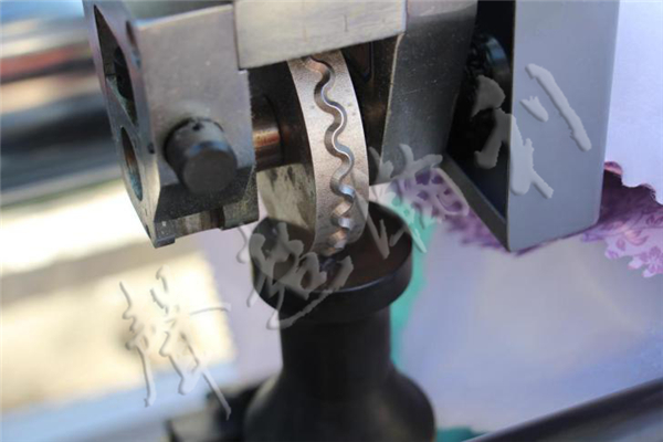 全自動<a href='http://www.www.symn.com.cn/xingyezixun/698.html' target='1' style='font-size:14px; font-weight:bold; color:#ff0000;'>超聲波<a href='http://www.www.symn.com.cn/xingyezixun/748.html' target='1' style='font-size:14px; font-weight:bold; color:#ff0000;'>裥棉機</a></a>